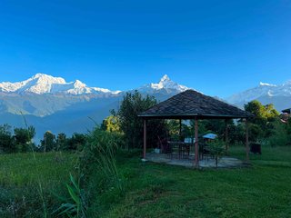 cottage_dining_view_panaromic_mountains